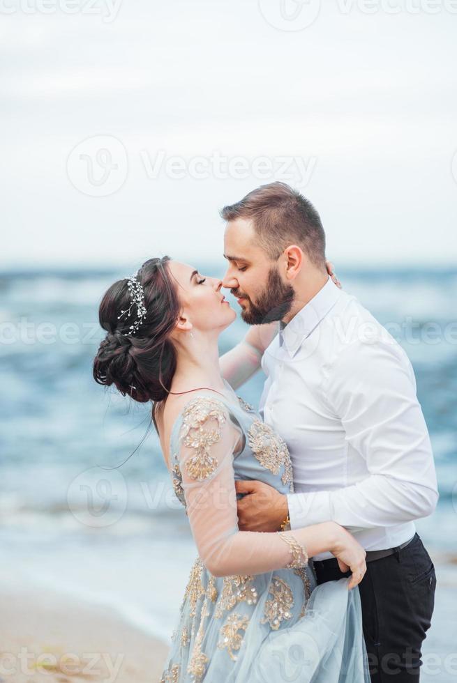 misma pareja con una novia con un vestido azul a pie foto