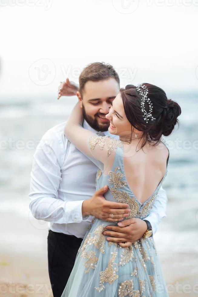 misma pareja con una novia con un vestido azul a pie foto