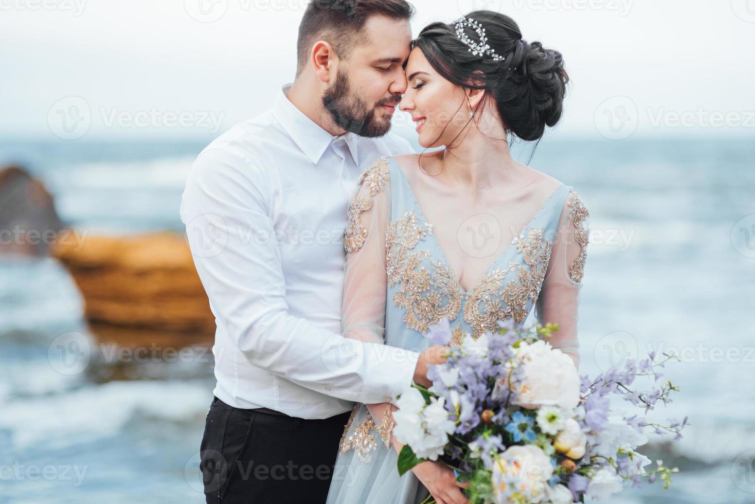 misma pareja con una novia con un vestido azul a pie foto