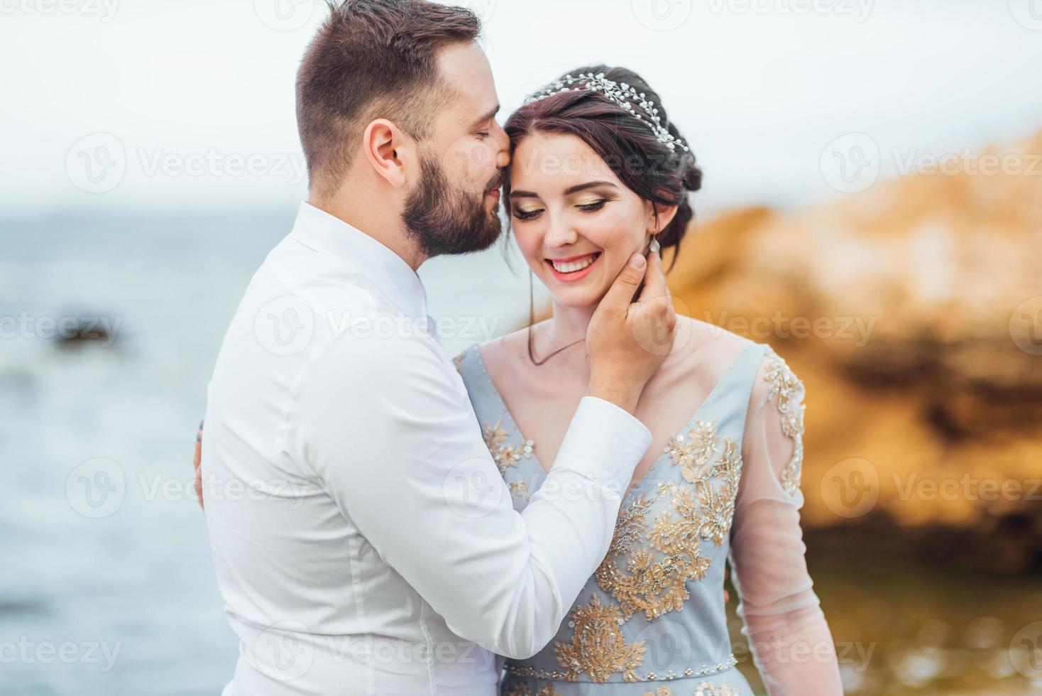 misma pareja con una novia con un vestido azul a pie foto