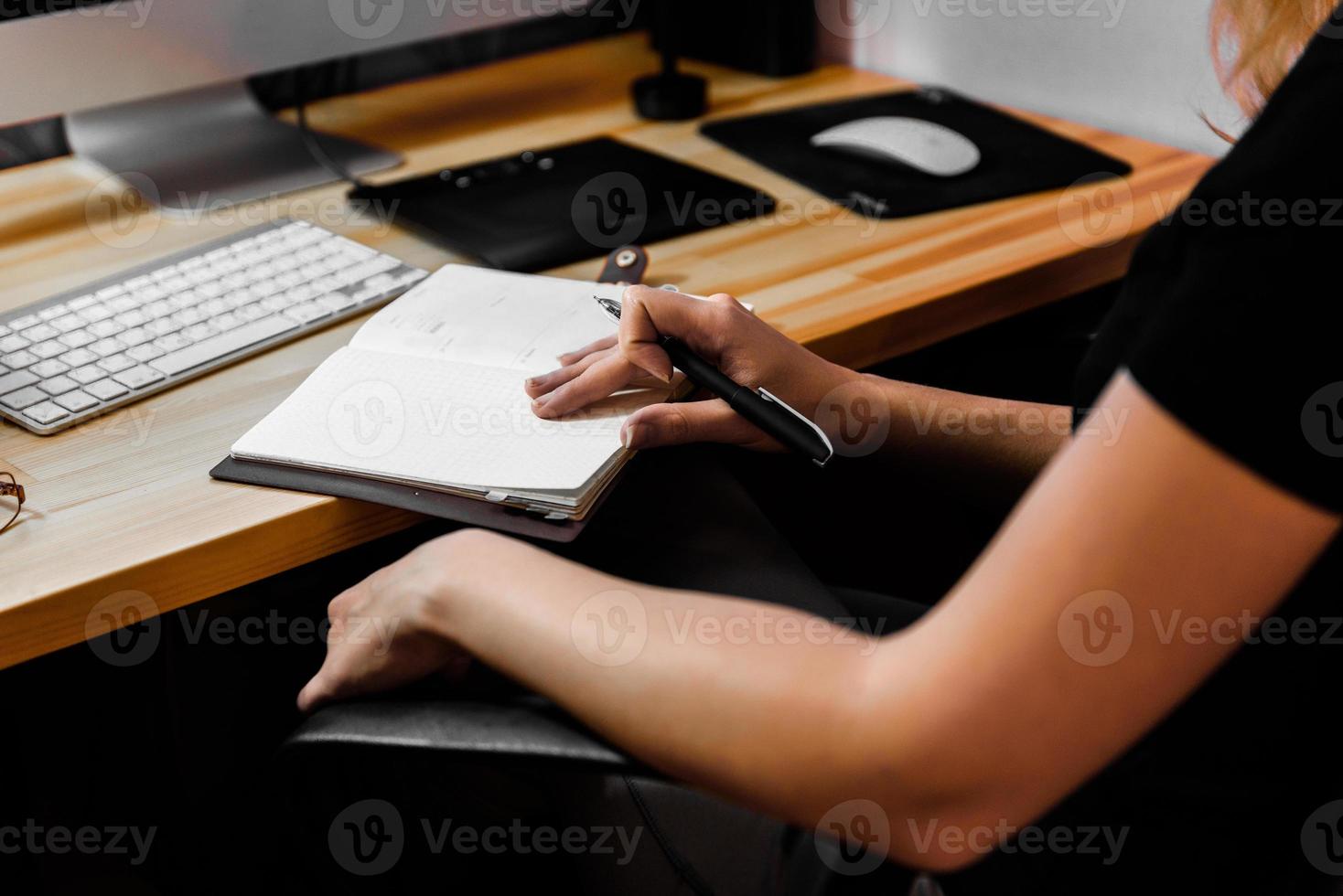 chica diseñadora en el trabajo en la mesa foto