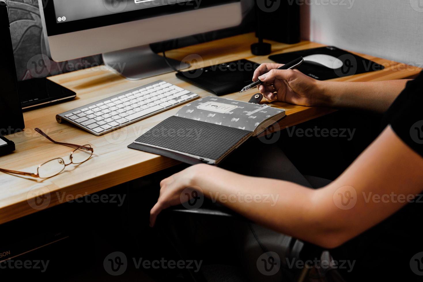 chica diseñadora en el trabajo en la mesa foto