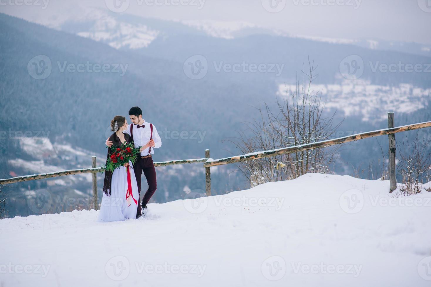 pasear al novio y a la novia en las montañas de los cárpatos foto