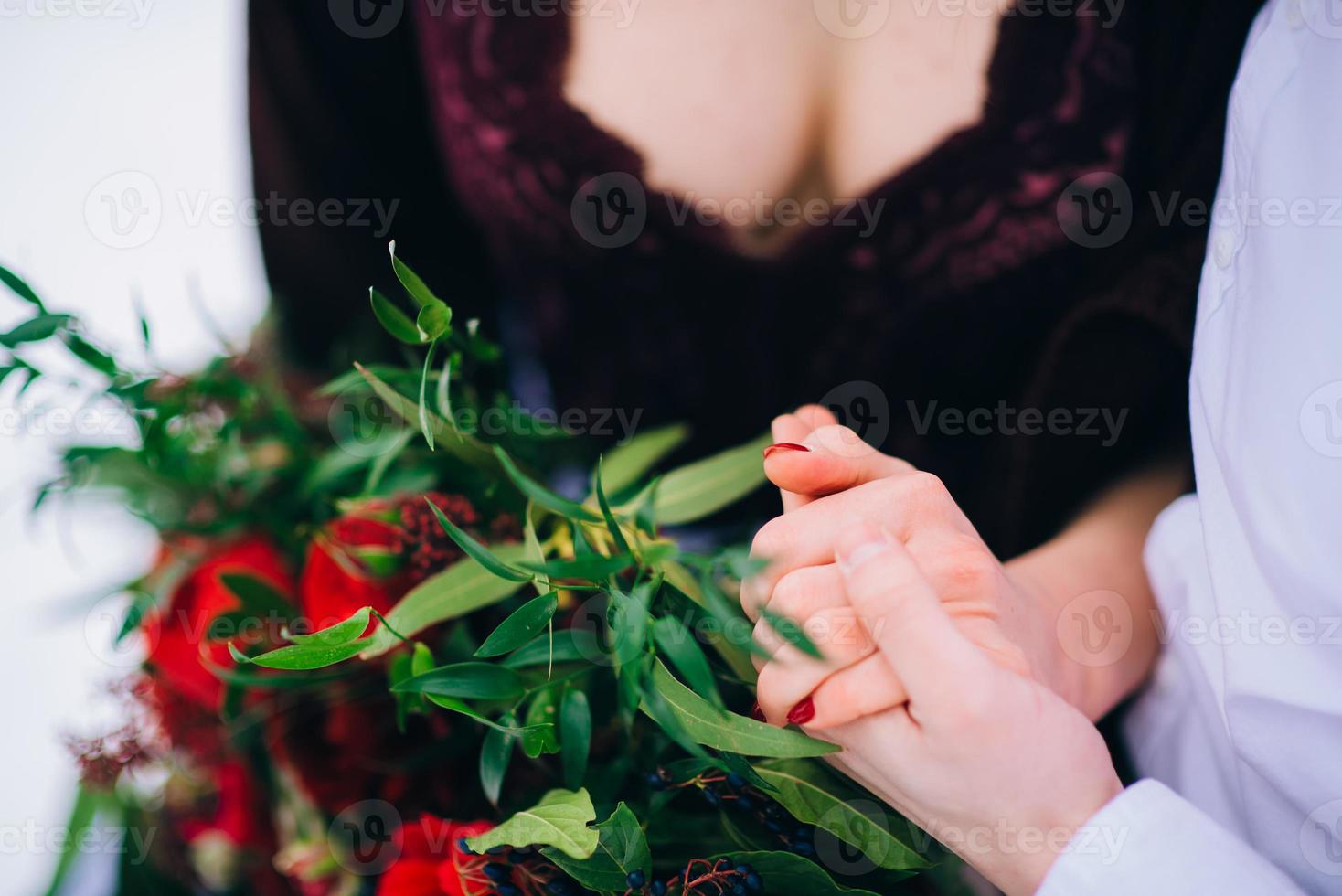 pasear al novio y a la novia en las montañas de los cárpatos foto