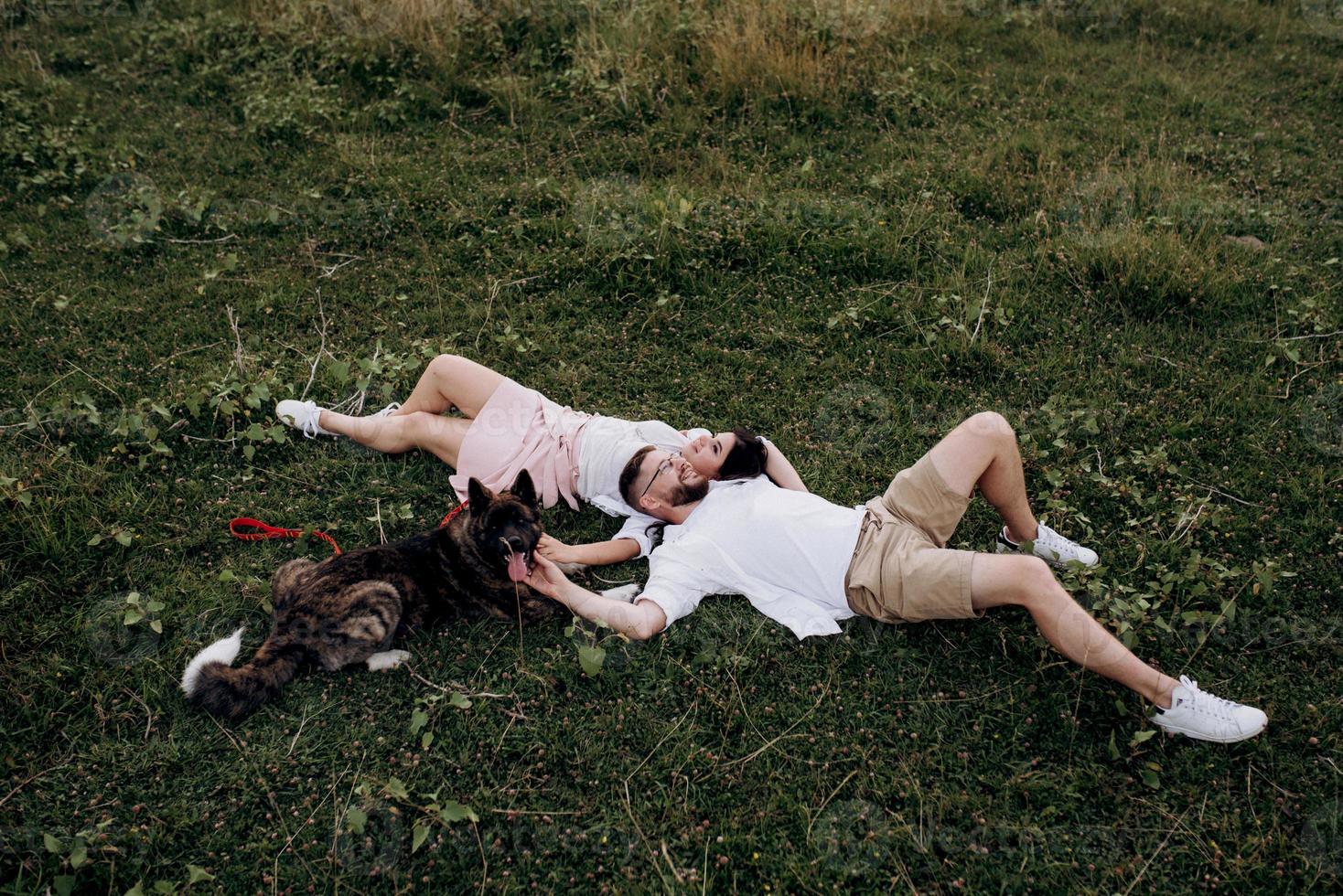 perro grande a pasear con un chico y una chica foto