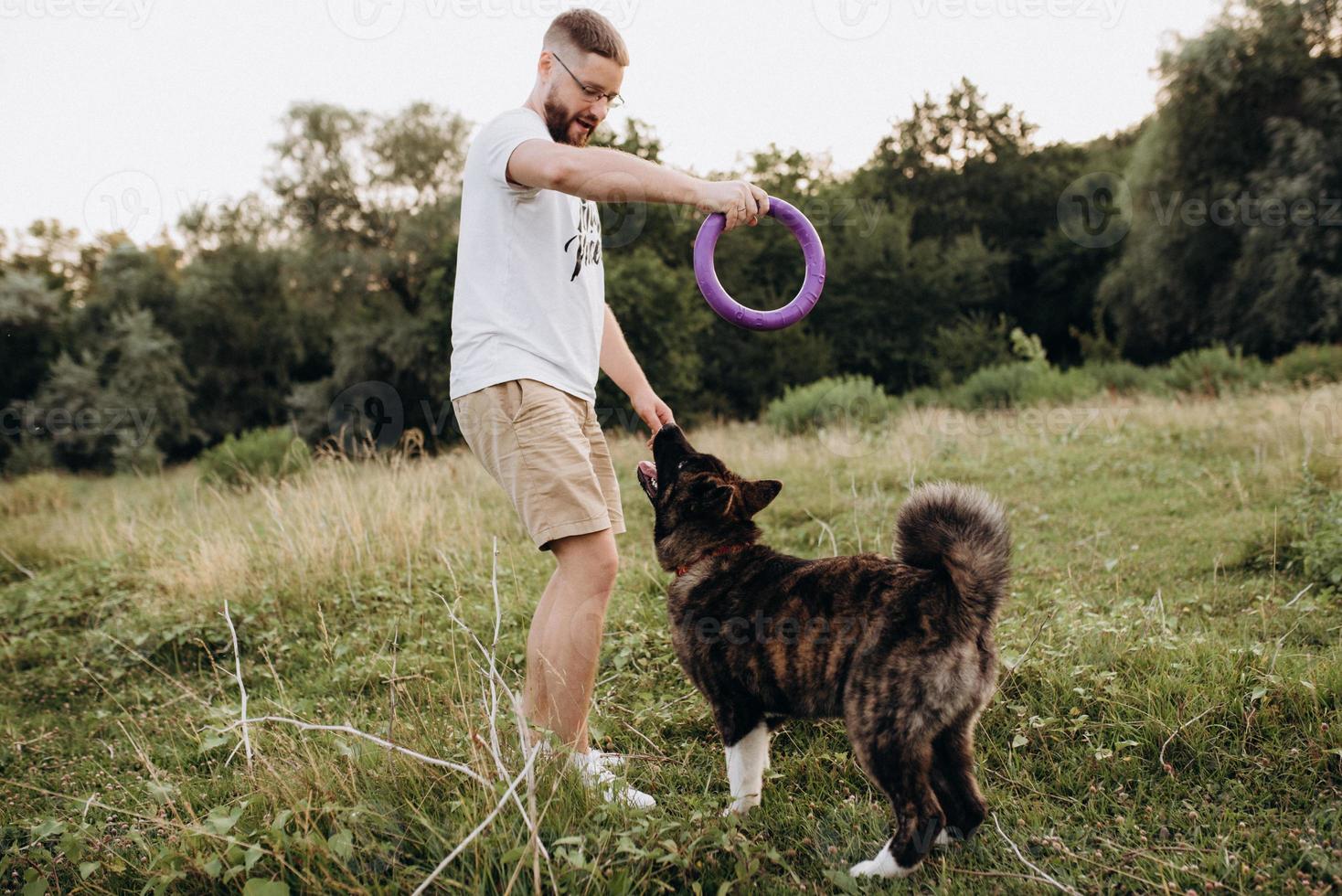 perro grande a pasear con un chico y una chica foto