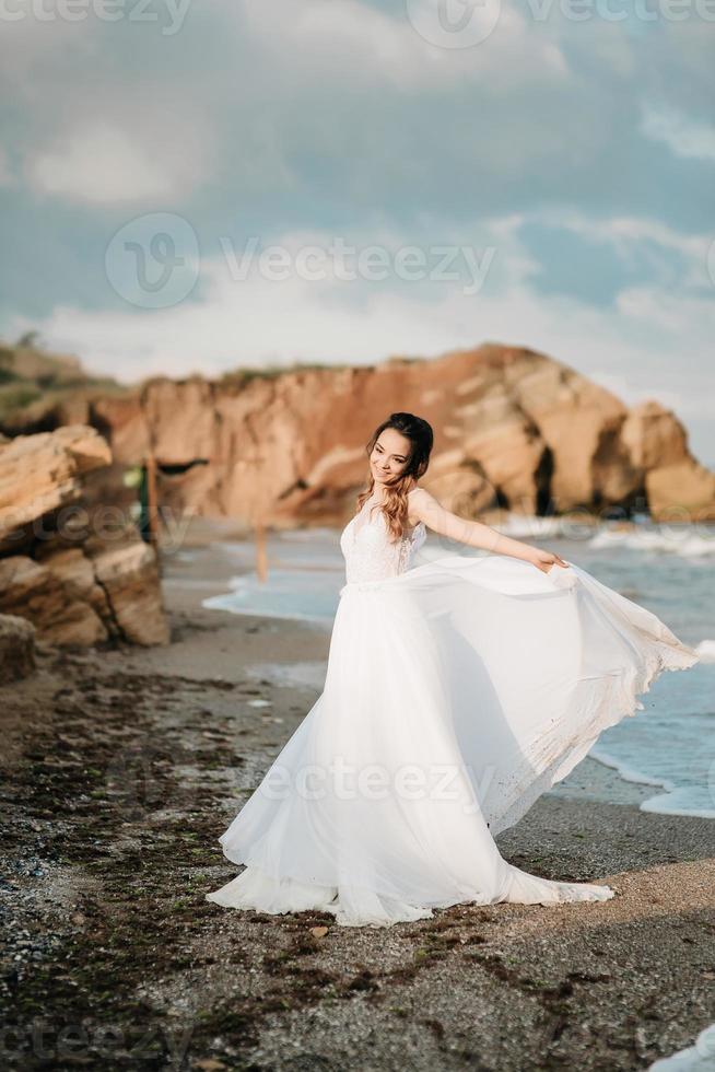 novia en la orilla del mar negro foto