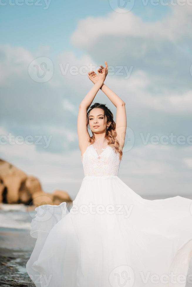 novia en la orilla del mar negro foto