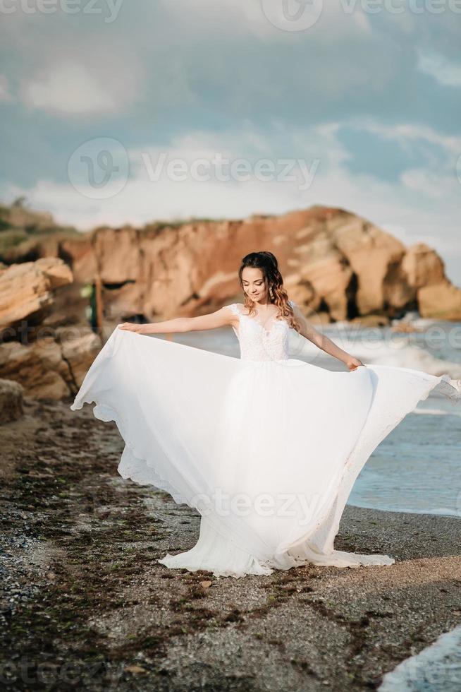 novia en la orilla del mar negro foto