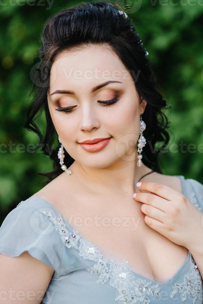 Retrato de una niña morena en un jardín de primavera lila foto