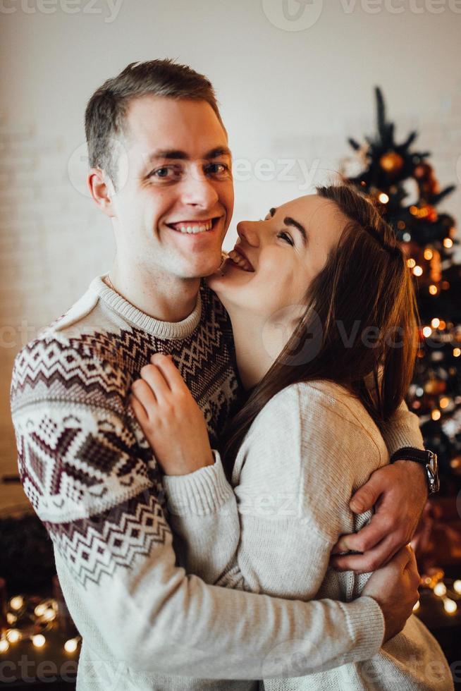 chico y chica celebran el año nuevo juntos y se dan regalos foto