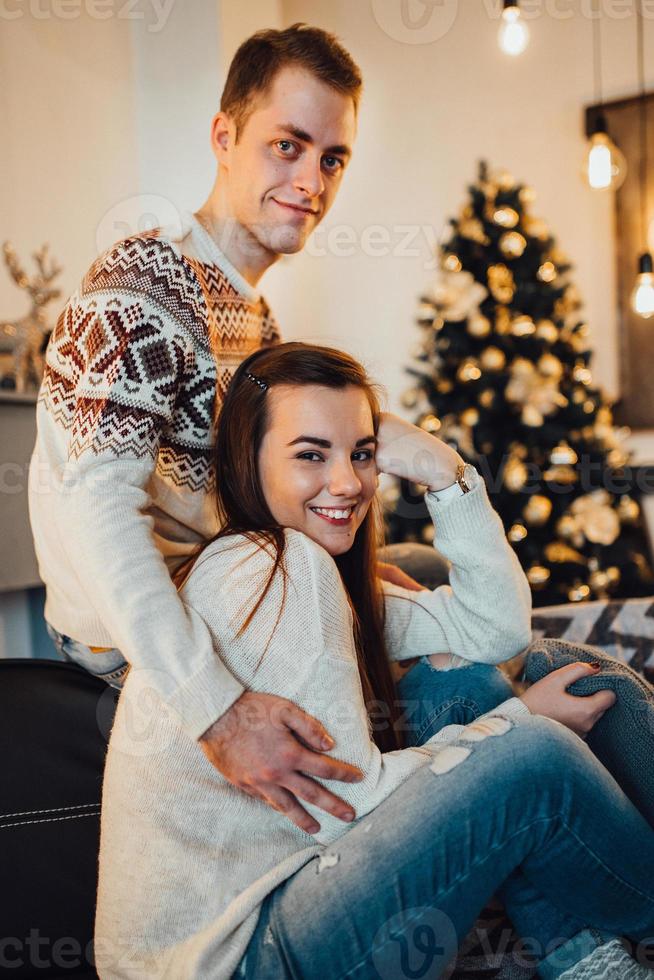 chico y chica celebran el año nuevo juntos y se dan regalos foto