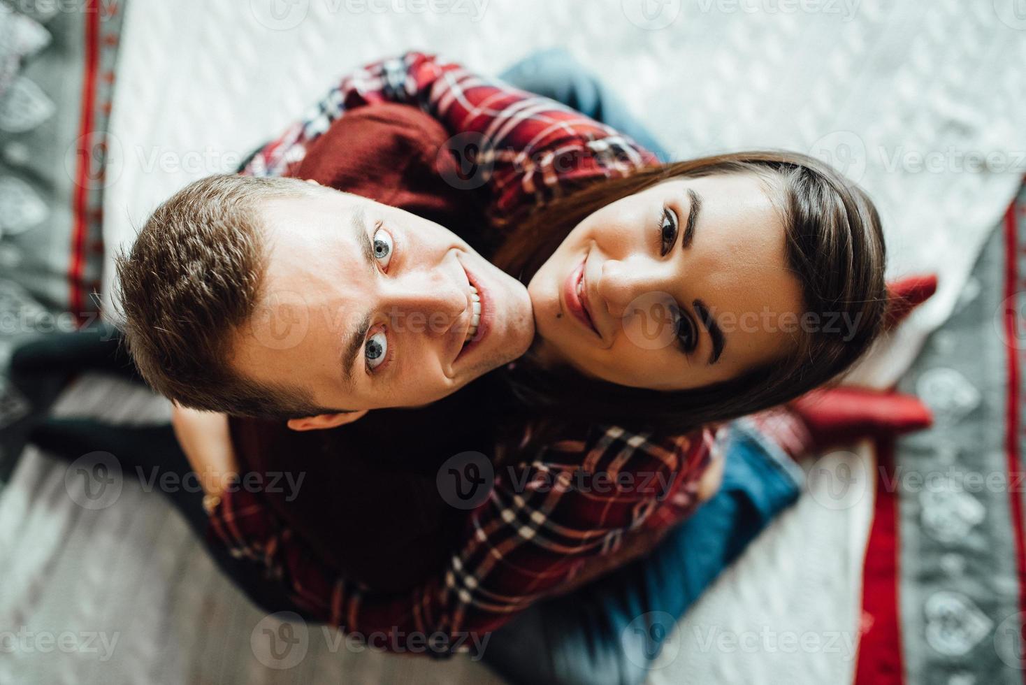 chico y chica celebran el año nuevo juntos y se dan regalos foto