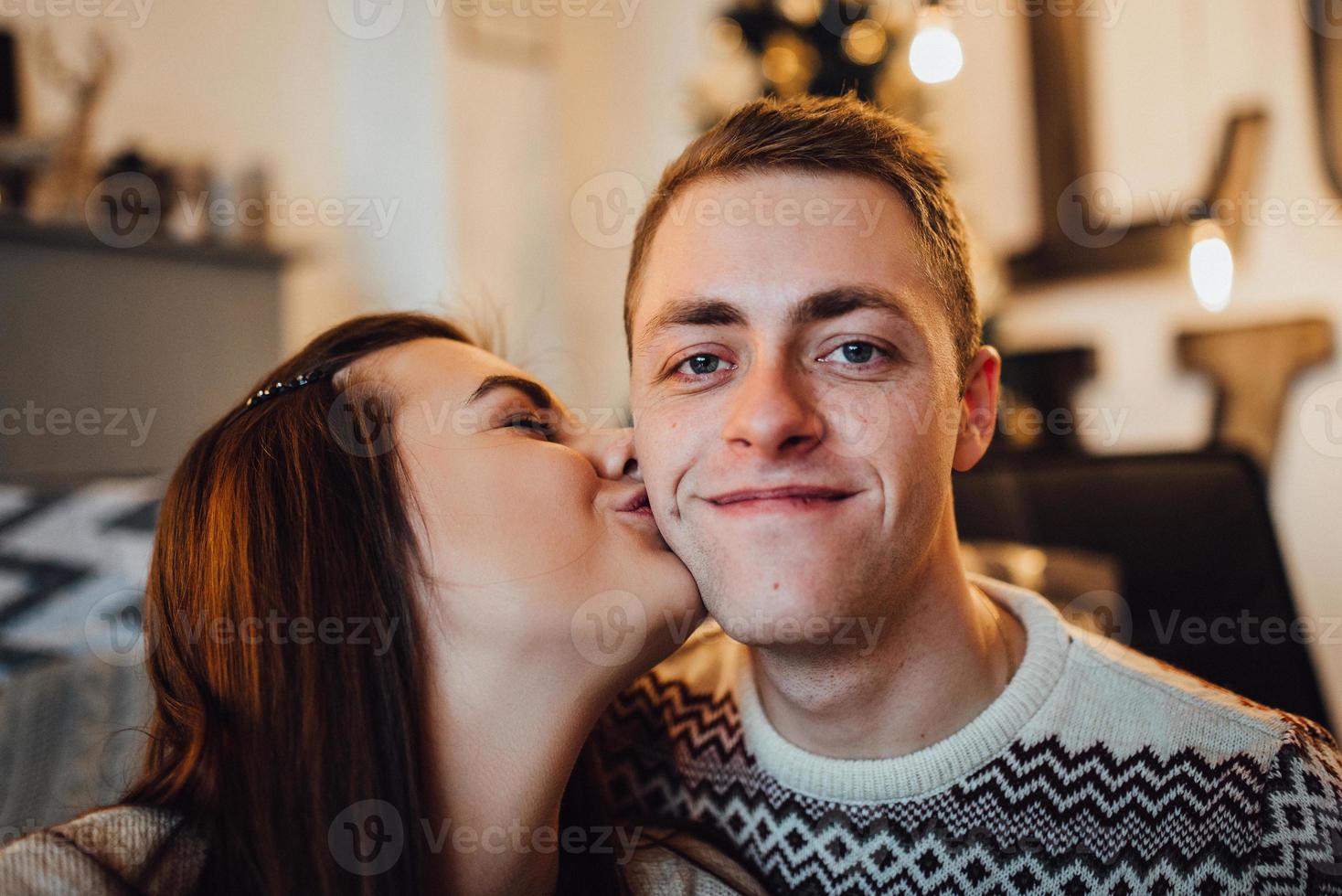 chico y chica celebran el año nuevo juntos y se dan regalos foto