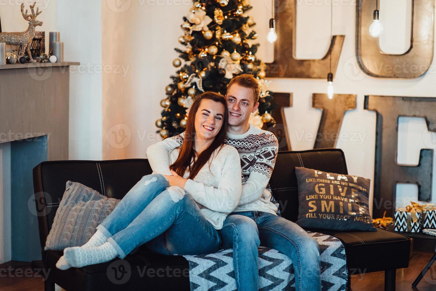 chico y chica celebran el año nuevo juntos y se dan regalos foto