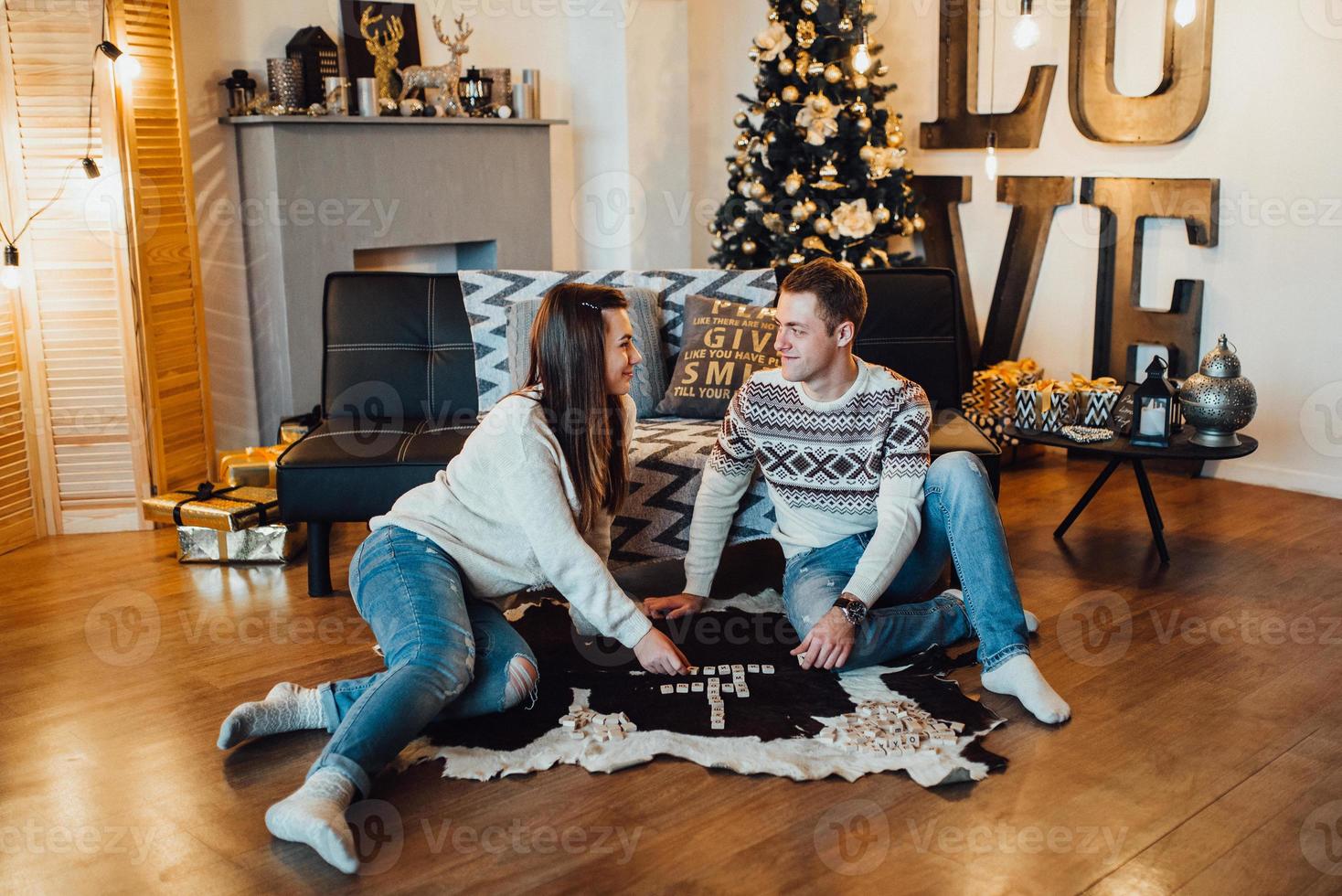 chico y chica celebran el año nuevo juntos y se dan regalos foto