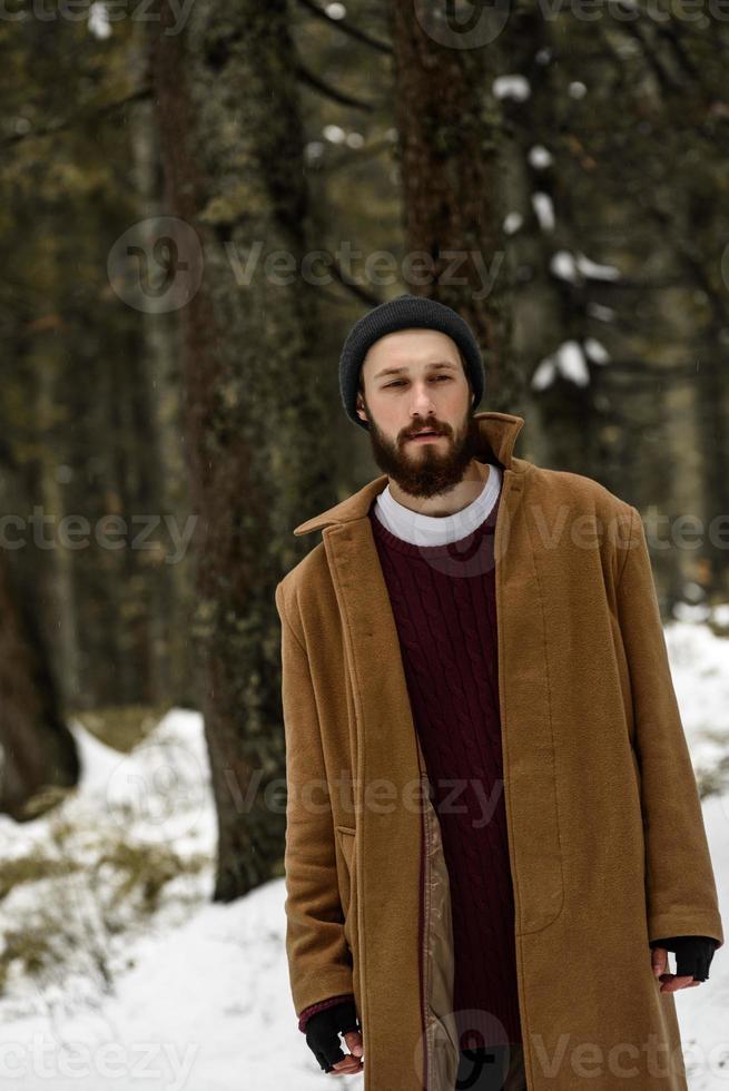 hombre en el bosque de invierno foto