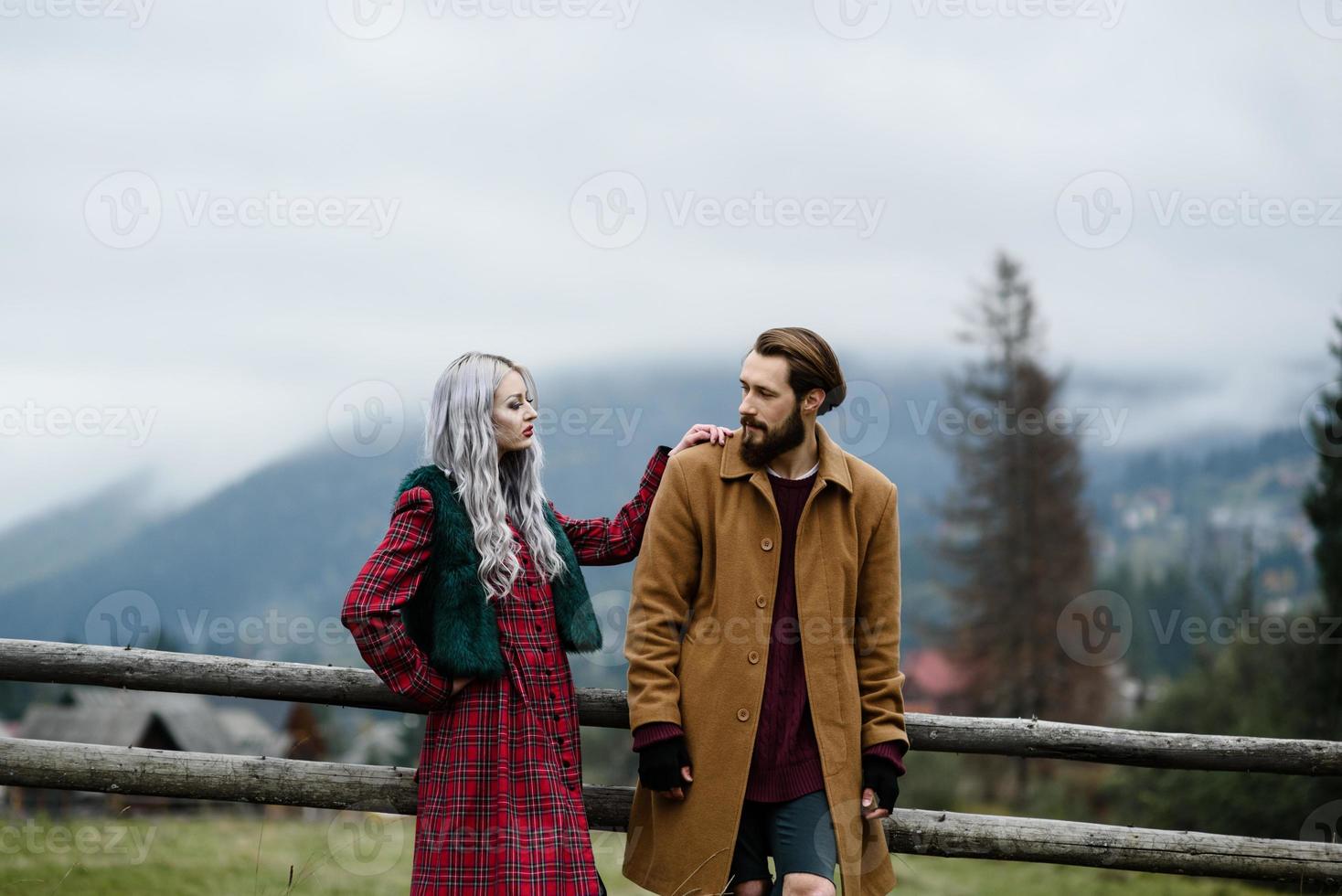 pareja de enamorados en las montañas de los cárpatos foto