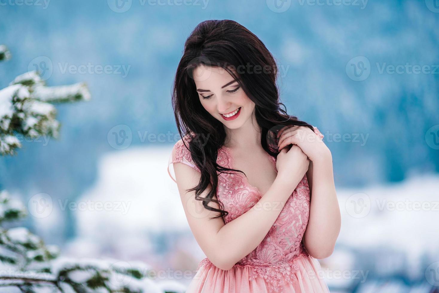 Novia con cabello castaño fondo azul de las montañas de invierno foto