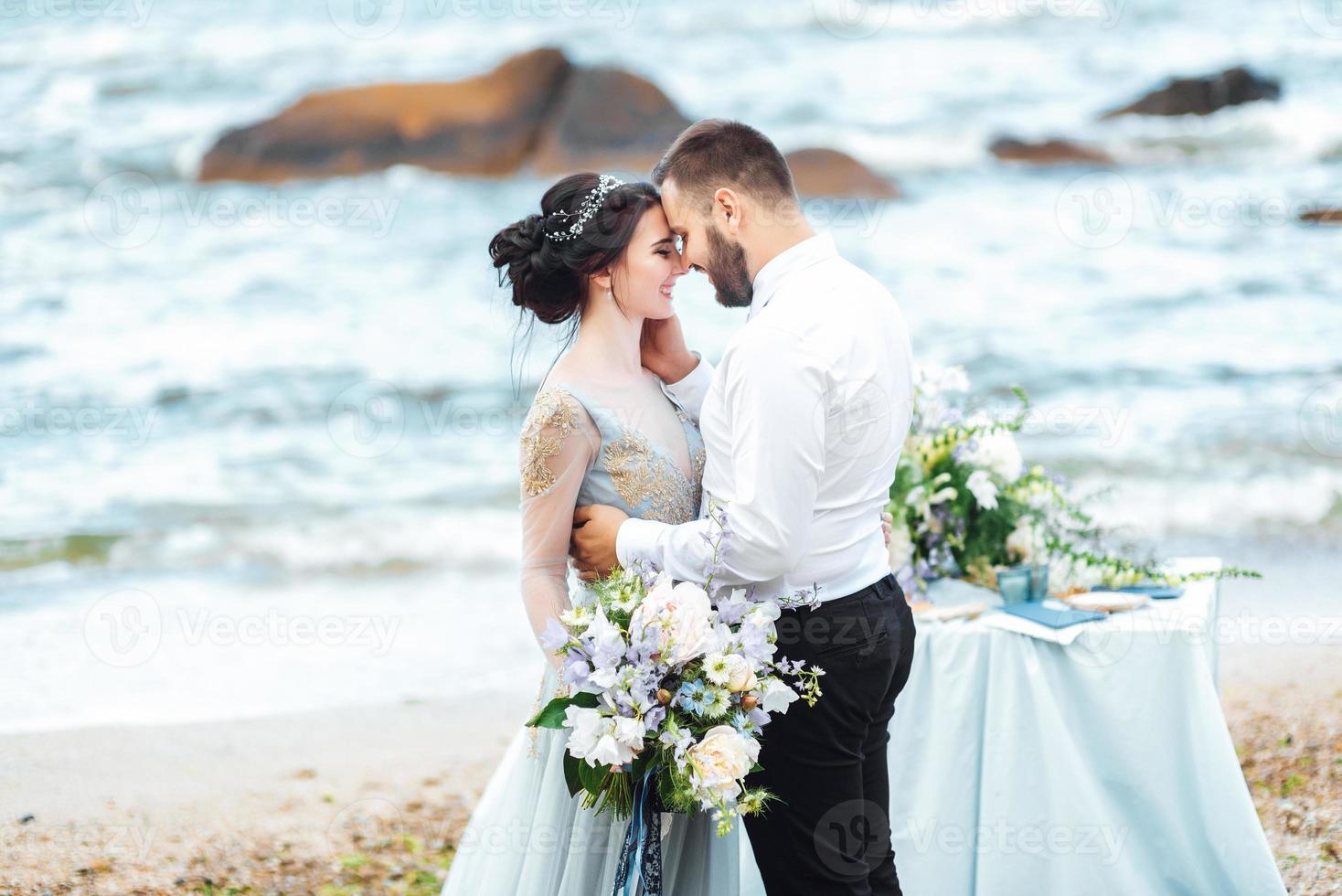 misma pareja con una novia con un vestido azul a pie foto