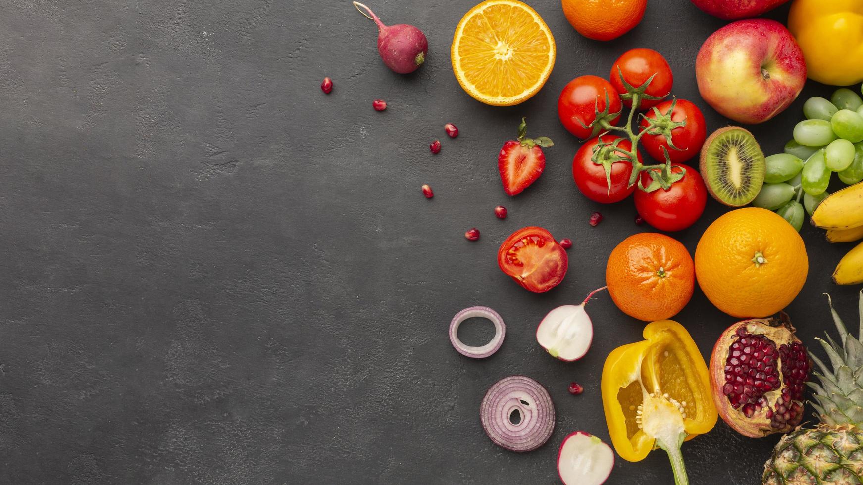 Arreglo de verduras y frutas con espacio negro. foto