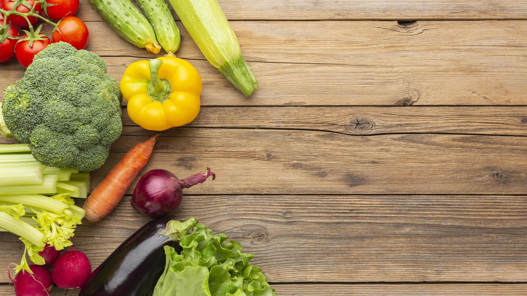 Verduras en la vista superior de la mesa de madera foto