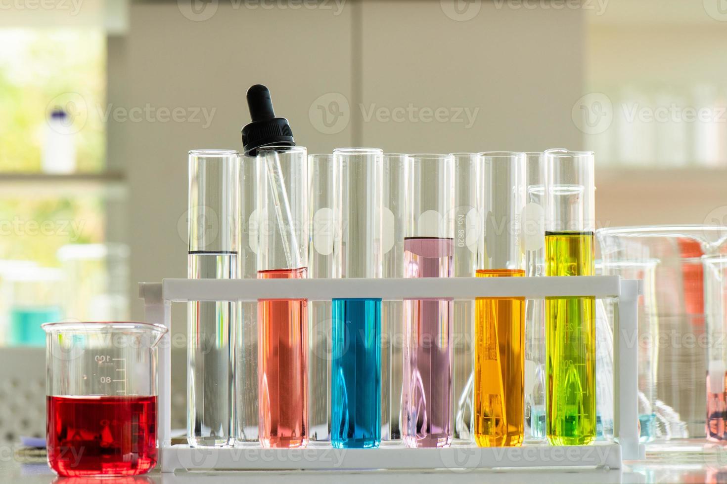 Laboratorio de pruebas químicas médicas, líquidos coloreados. foto