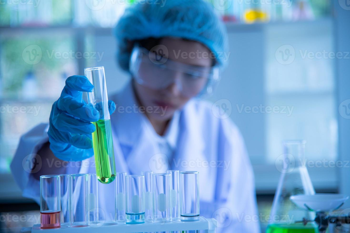 Mujeres jóvenes asiáticas científicas pruebas de laboratorio y análisis de productos químicos en el laboratorio foto