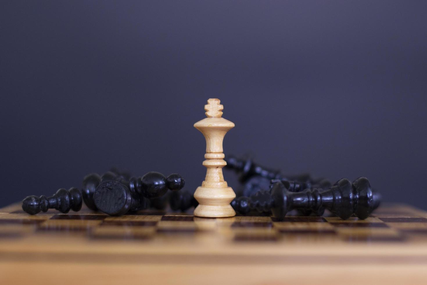 derrota y victoria en un tablero de ajedrez foto