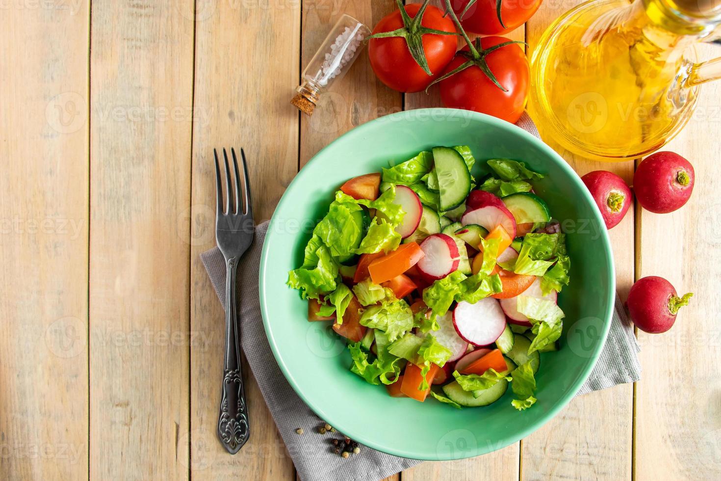 ensalada de verduras frescas con aceite de oliva foto