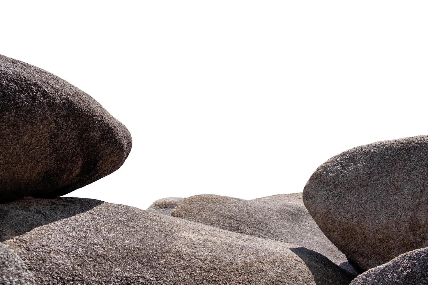 Grandes piedras redondas en bruto apiladas en el fondo foto