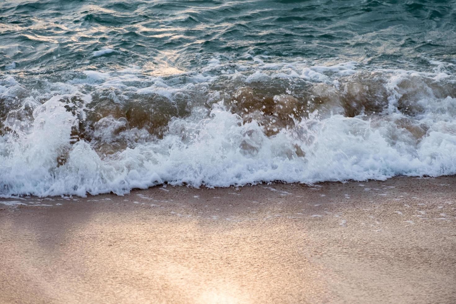 chapoteo de la onda en la playa tropical foto