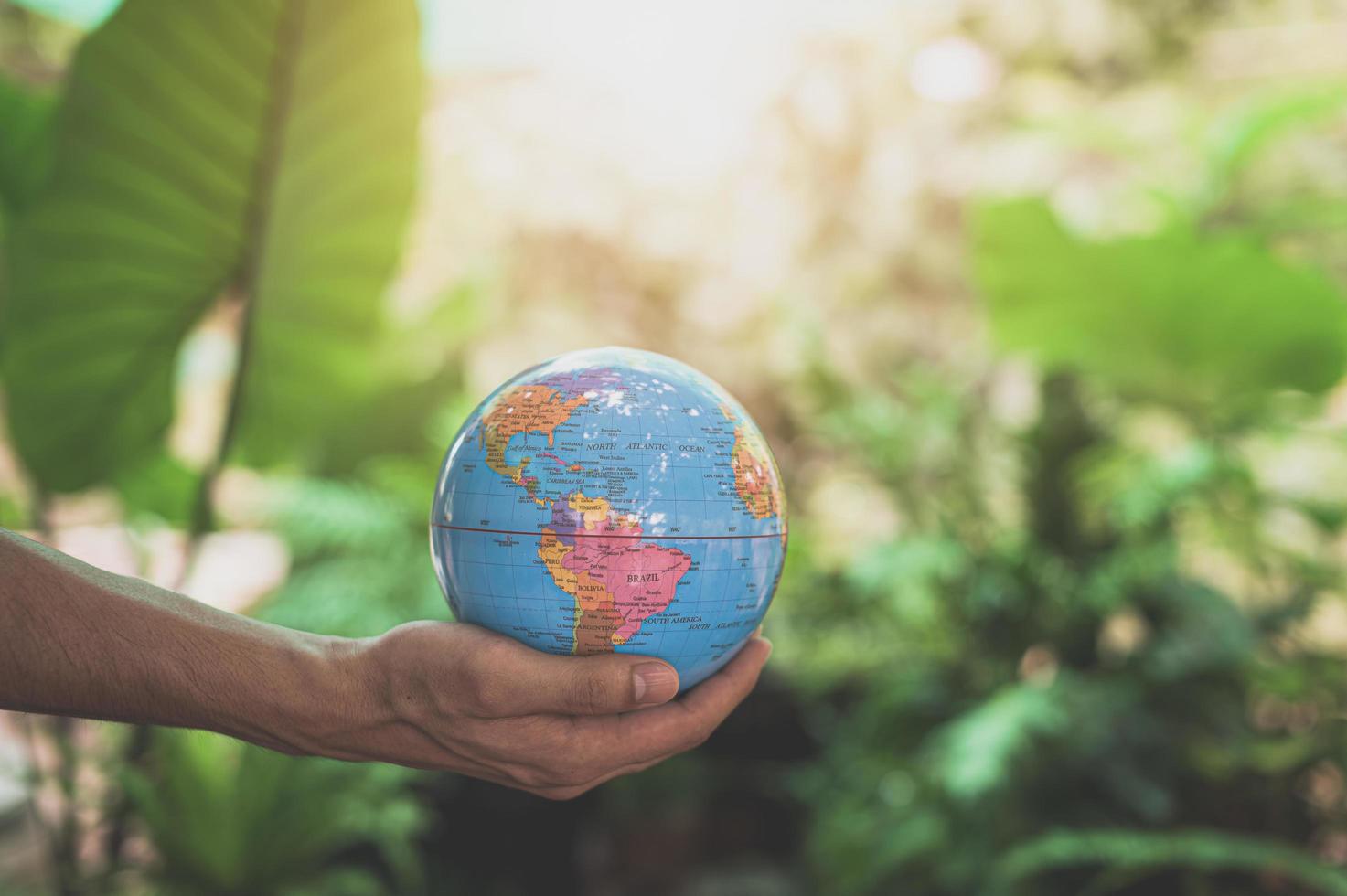 día mundial del medio ambiente .amor al mundo .mano sosteniendo un globo foto