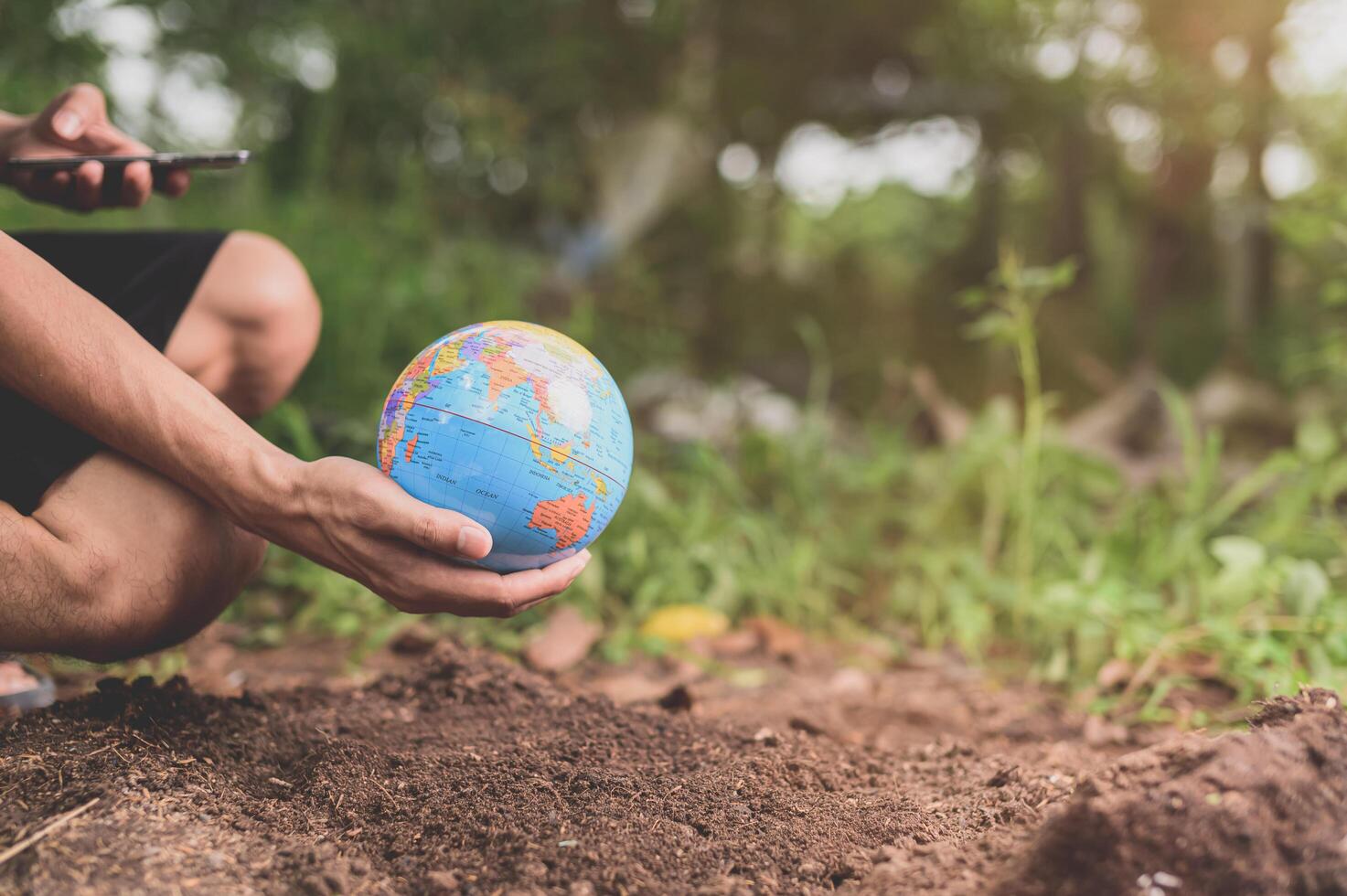 día mundial del medio ambiente .amor al mundo .mano sosteniendo un globo foto