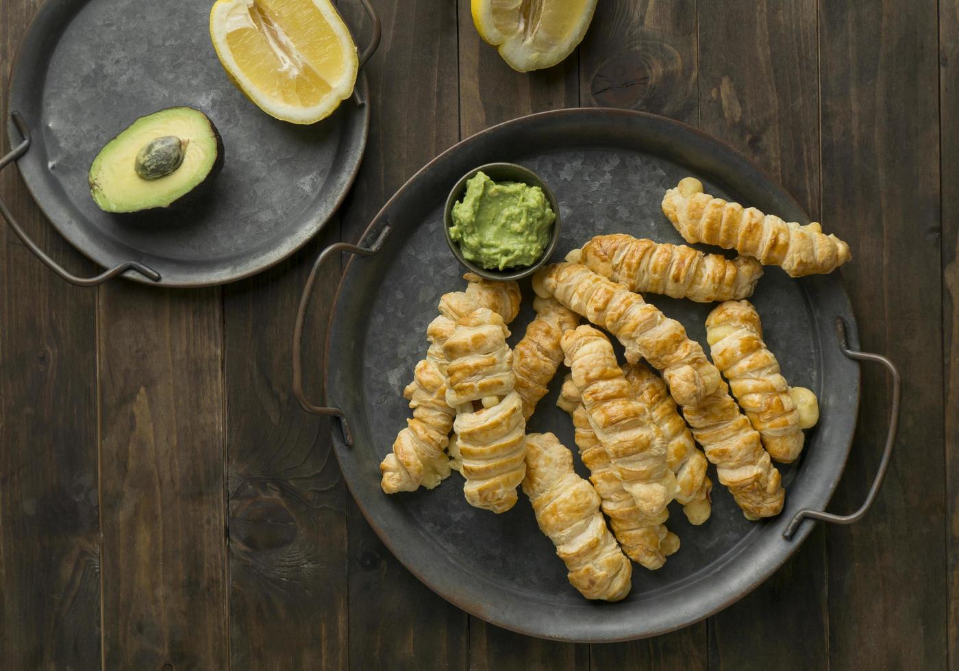 tequenos con ingredientes frescos en un plato oscuro foto