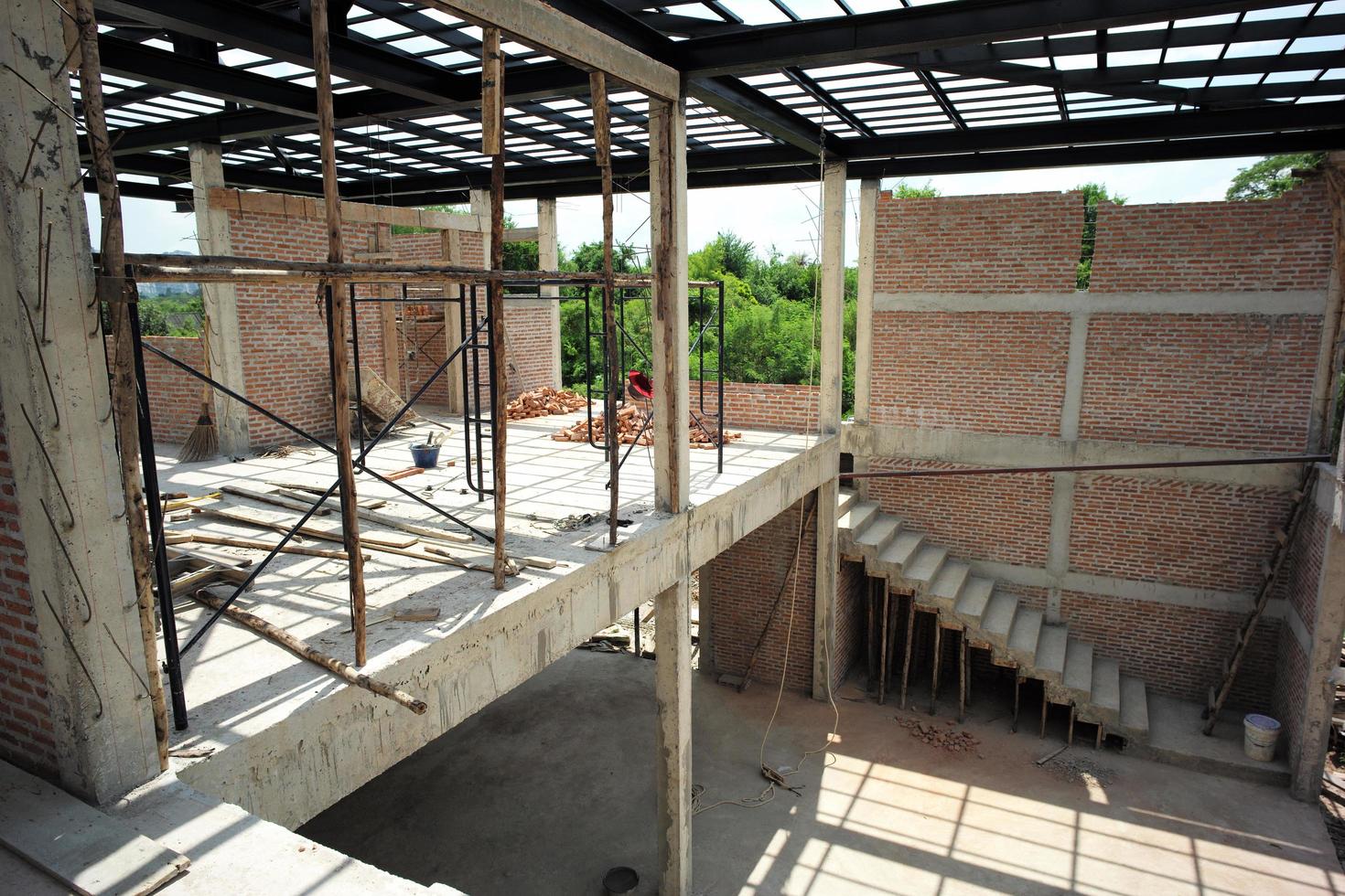 Perspectiva del interior de una casa en construcción con un fondo de cielo azul claro foto