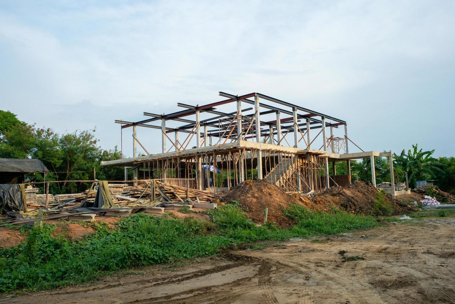 Estructura de una casa en construcción en un sitio con un fondo de cielo azul foto