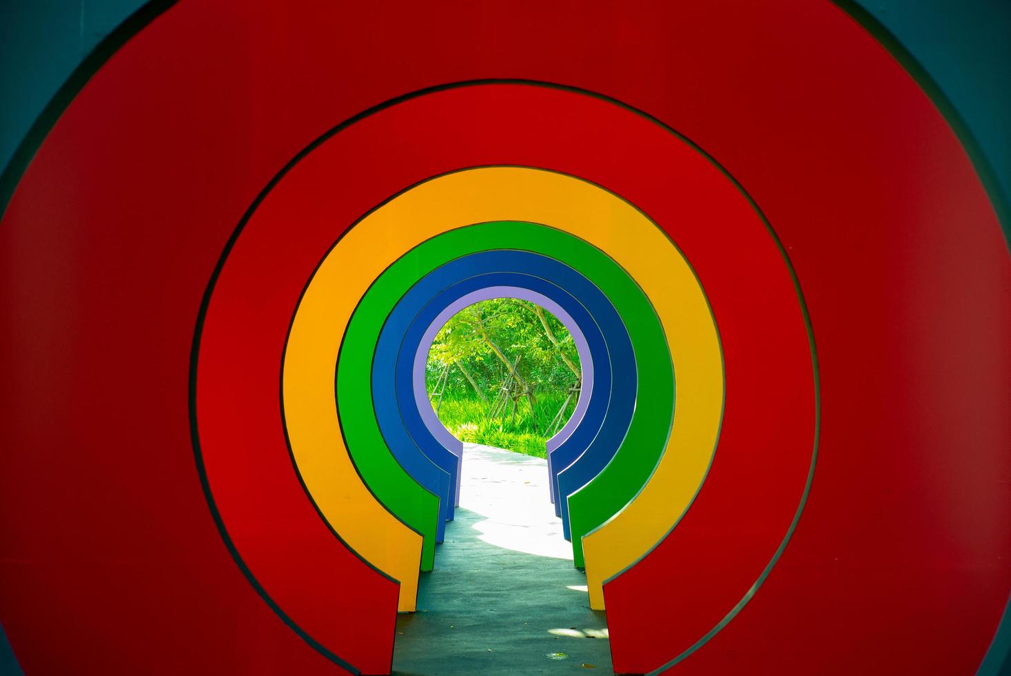 perspectiva de la pasarela colorida en las sombras del arco iris. túnel colorido en el color del arco iris foto