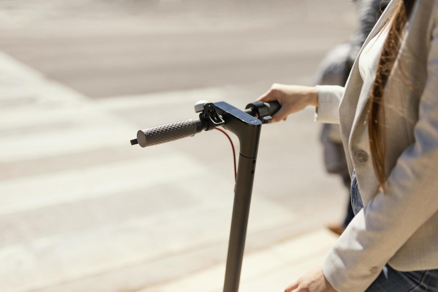 primer plano, de, un, mujer, en, un, patineta eléctrica foto