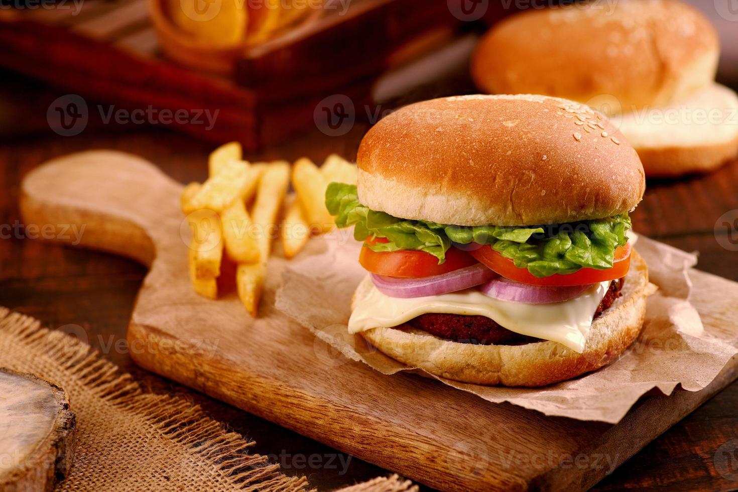 Close-up de una hamburguesa en una bandeja de madera foto