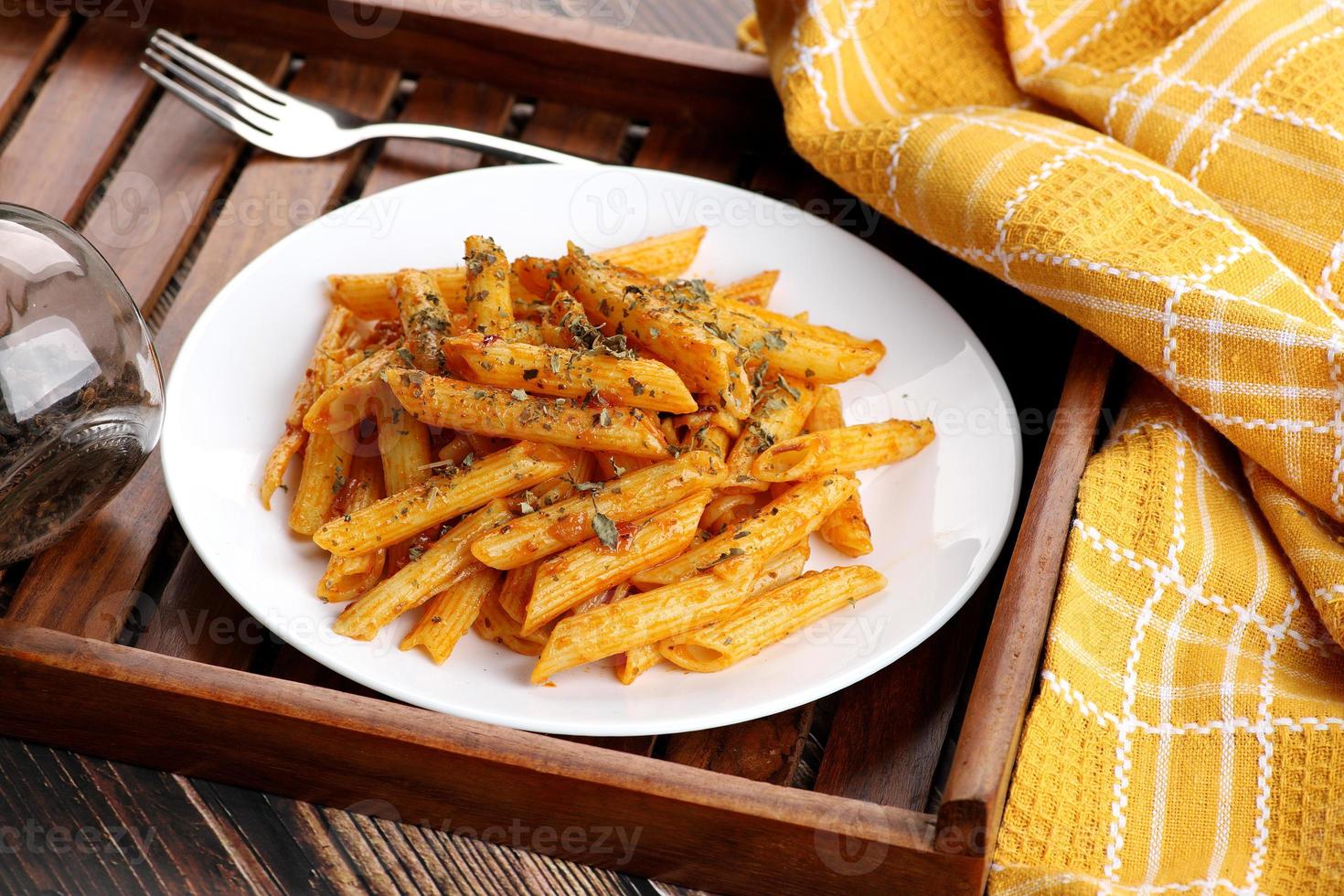 Pasta penne en una placa blanca. foto