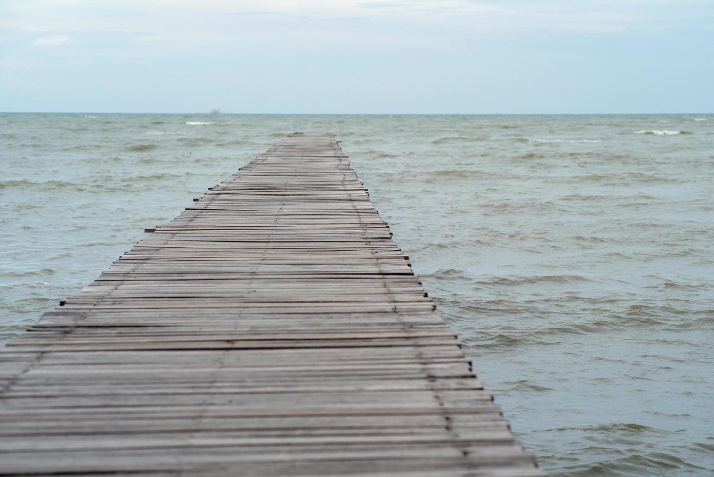textura abstracta y fondo de pasarela de madera en el mar. puente de madera en la orilla del océano foto