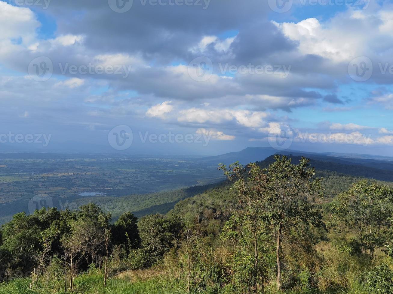 montañas verdes con cielo nublado foto