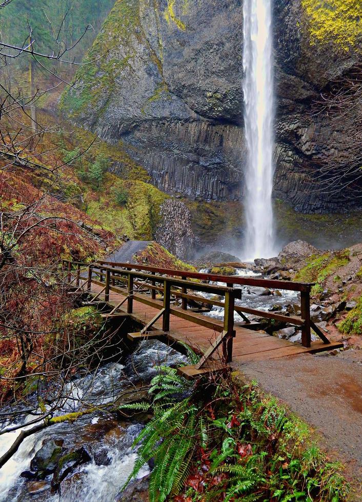 latourell falls - chico w. parque estatal talbot - garganta del río columbia - o foto