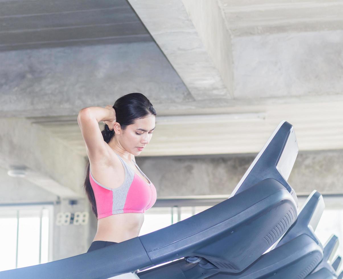 Hermosa mujer asiática haciendo ejercicio en el gimnasio foto