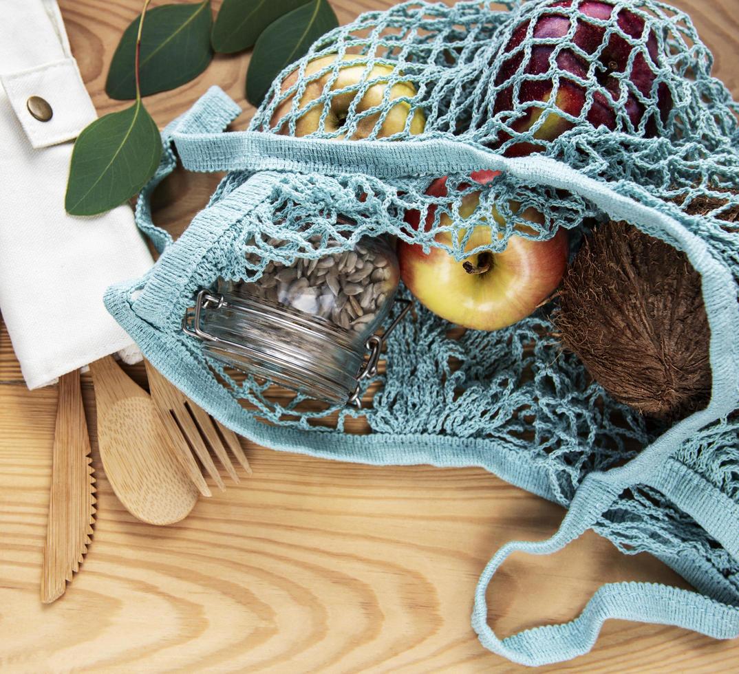 bolsa de malla con frutas foto