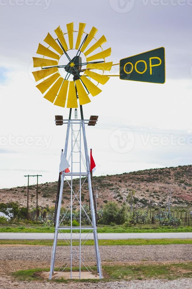 molino de viento amarillo foto