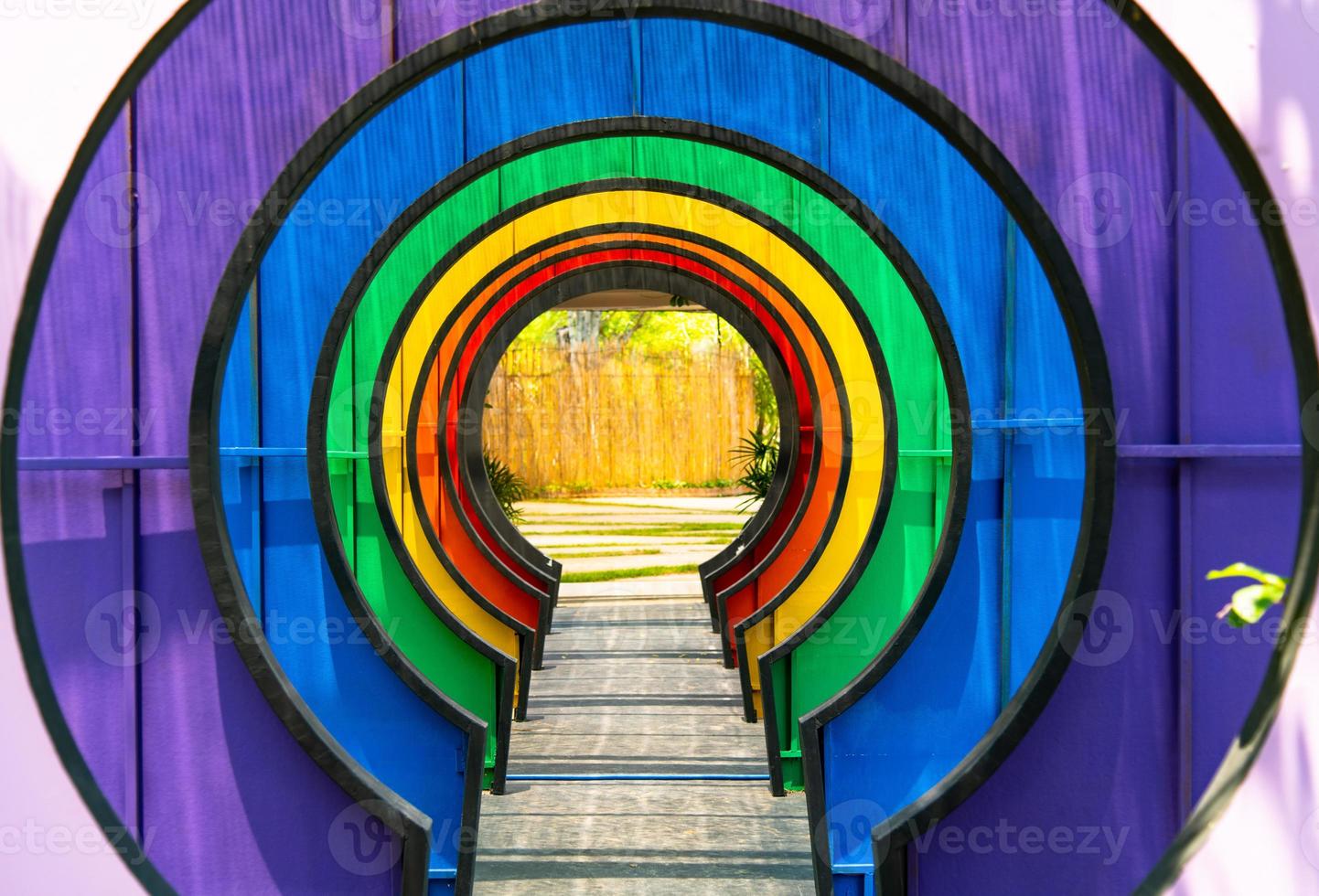 túnel colorido en el jardín foto