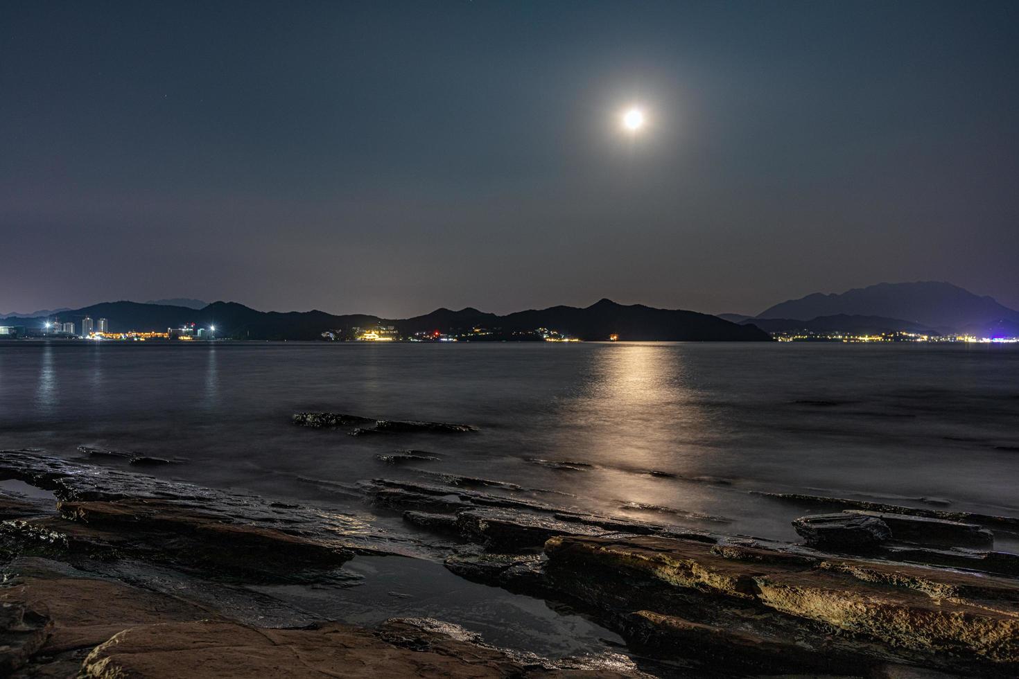 noche de luna en el mar foto