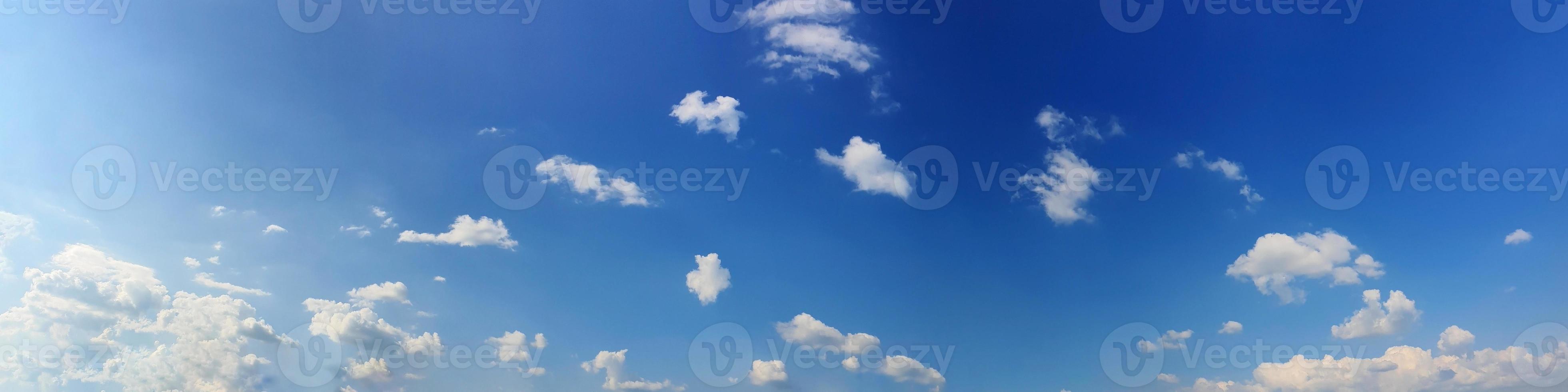 panorama del cielo con nubes en un día soleado. hermosa nube cirro. foto